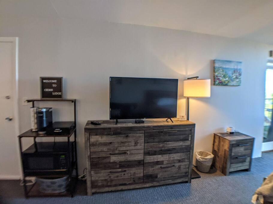 Cute Cedar Lodge Studio With Balcony & Lake Views! Laconia Eksteriør bilde