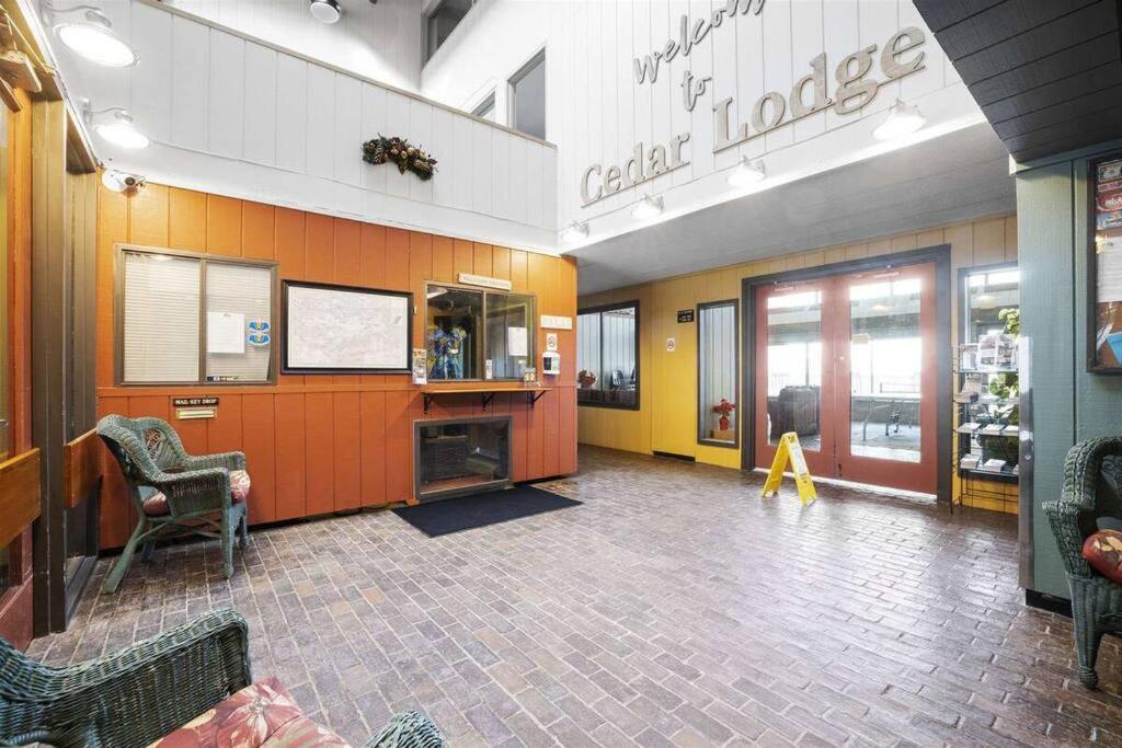 Cute Cedar Lodge Studio With Balcony & Lake Views! Laconia Eksteriør bilde