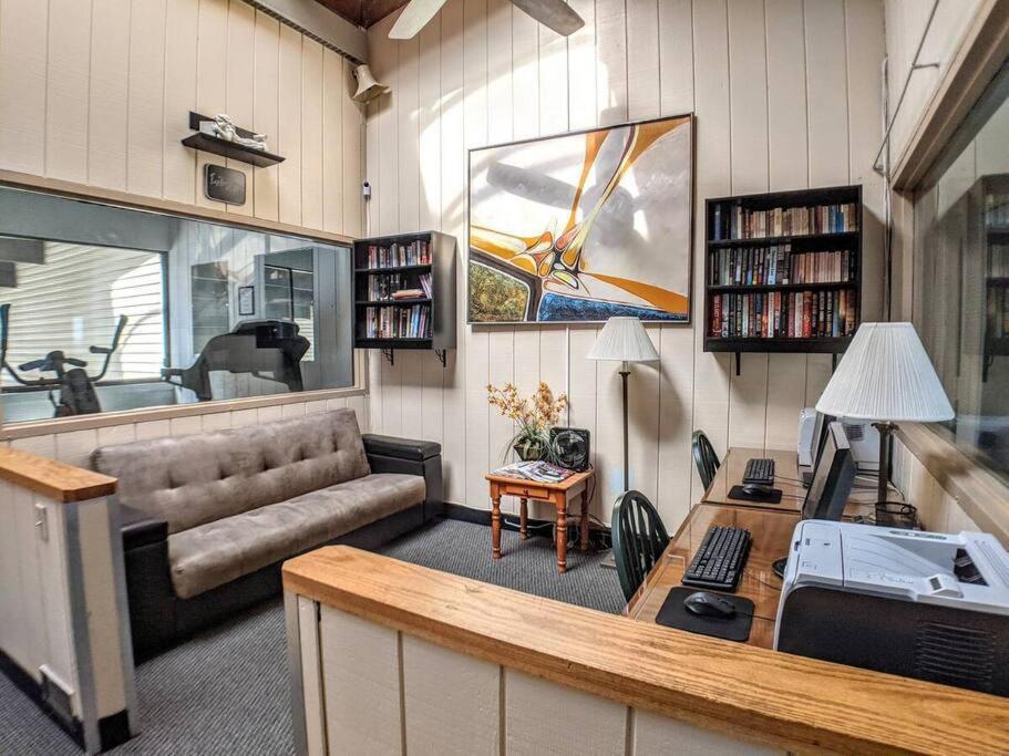 Cute Cedar Lodge Studio With Balcony & Lake Views! Laconia Eksteriør bilde