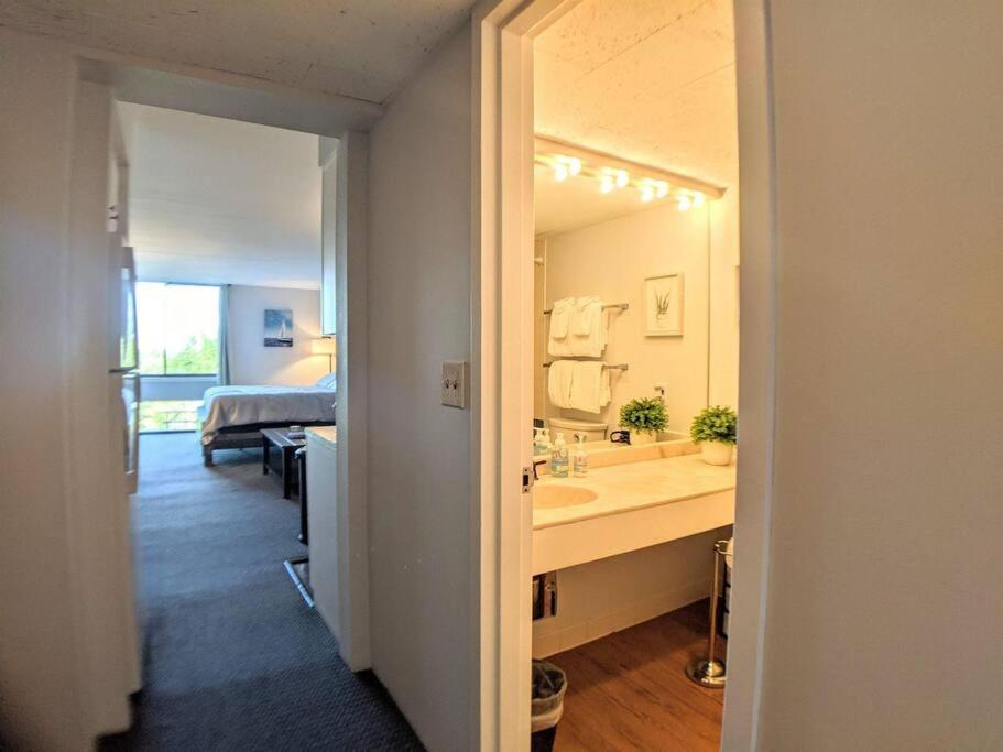 Cute Cedar Lodge Studio With Balcony & Lake Views! Laconia Eksteriør bilde