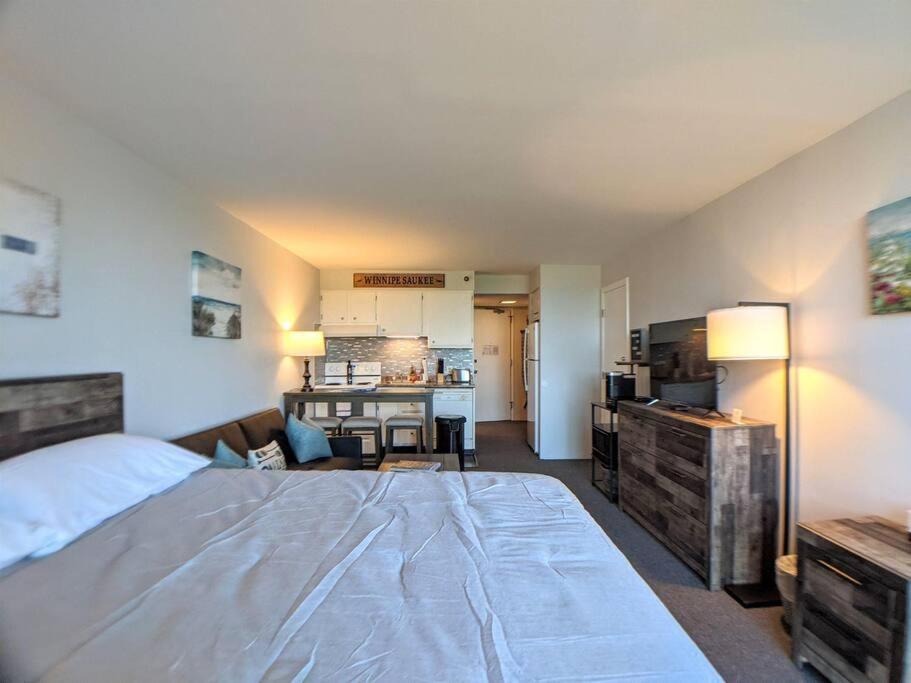 Cute Cedar Lodge Studio With Balcony & Lake Views! Laconia Eksteriør bilde